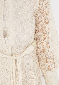 Born2be - Jasnobeżowa Sukienka Eudoreia. Typ kołnierza: kołnierzyk stójkowy. Kolor: beżowy. Wzór: ażurowy, aplikacja. Typ sukienki: rozkloszowane. Materiał: bawełna, materiał, koronka. Długość rękawa: długi rękaw. Sezon: lato. Styl: elegancki, boho. Długość: midi #5