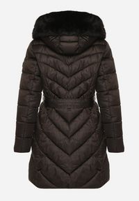 Born2be - Czarna Pikowana Kurtka z Wiązanym Paskiem i Kapturem z Futerkiem Fenama. Okazja: na spacer, na co dzień. Kolor: czarny. Materiał: futro. Styl: elegancki, casual #3