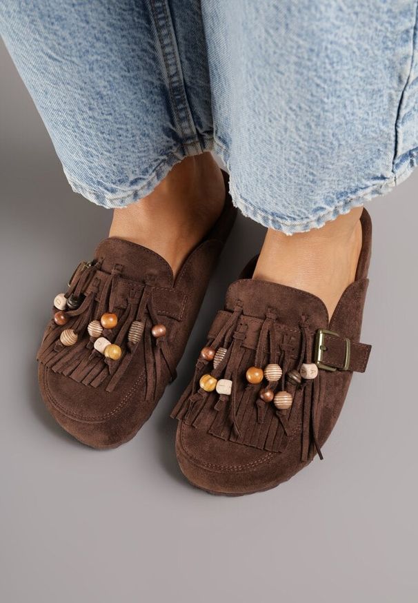 Born2be - Brązowe Klapki na Grubej Podeszwie z Frędzlami Klamrami i Koralikami Glysnell. Okazja: na co dzień, do pracy, na spacer. Kolor: brązowy. Wzór: haft. Sezon: lato. Styl: casual, elegancki