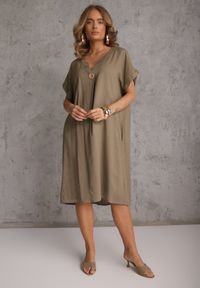 Renee - Ciemnobeżowa Sukienka o Pudełkowym Kroju z Lnem i Wiskozą Zdobiona Guzikiem Mezynore. Kolekcja: plus size. Kolor: beżowy. Materiał: wiskoza, len. Wzór: aplikacja. Typ sukienki: dla puszystych. Styl: boho, wakacyjny #5