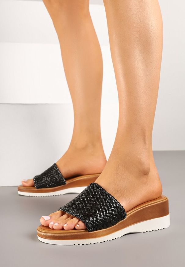 Renee - Czarne Klapki na Koturnie Ozdobione Plecionką Neviane. Okazja: na co dzień. Kolor: czarny. Wzór: aplikacja. Sezon: lato. Obcas: na koturnie. Styl: boho, casual