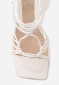 Renee - Białe Sandały Agathora. Kolor: biały. Wzór: aplikacja. Obcas: na obcasie. Styl: elegancki. Wysokość obcasa: średni #2