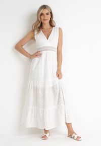 Born2be - Biała Haftowana Sukienka Maxi z Kopertowym Dekoltem i Cienkimi Gumkami w Pasie z Bawełny Sabinel. Typ kołnierza: dekolt kopertowy. Kolor: biały. Materiał: bawełna. Długość rękawa: bez rękawów. Wzór: haft. Sezon: wiosna, lato. Typ sukienki: kopertowe. Długość: maxi #3