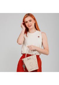 Beżowa Torebka Anekke Elegancki Kuferek Damski Anekke. Kolor: beżowy. Dodatki: z breloczkiem. Materiał: z tłoczeniem. Styl: elegancki. Rodzaj torebki: na ramię #6