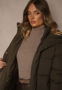 Renee - Ciemnozielona Kurtka z Kapturem o Długim Kroju Ozdobiona Pikowaniem Acaltee. Okazja: na co dzień. Typ kołnierza: kaptur. Kolekcja: plus size. Kolor: zielony. Długość: długie. Wzór: aplikacja. Sezon: zima. Styl: casual, elegancki