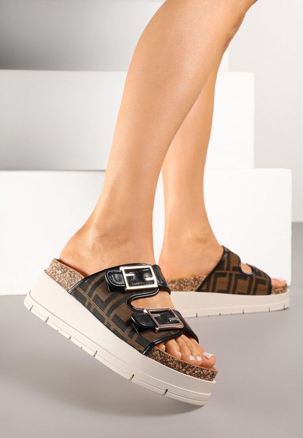 Renee - Czarne Klapki na Platformie Ozdobione Geometrycznym Motywem Rinmariela. Kolor: czarny. Materiał: jeans. Wzór: aplikacja, geometria. Obcas: na platformie