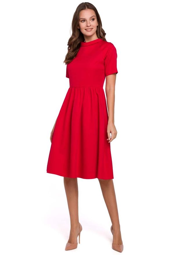 MAKEOVER - Czerwona Rozkloszowana Sukienka z Wykładanym Kołnierzykiem. Kolor: czerwony. Materiał: poliester, elastan