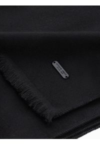 Ombre Clothing - Monochromatyczny męski szalik z frędzlami – czarny V1. Okazja: na co dzień. Kolor: czarny. Materiał: tkanina, poliester, bawełna. Wzór: aplikacja, jednolity. Styl: klasyczny, wizytowy, casual, elegancki