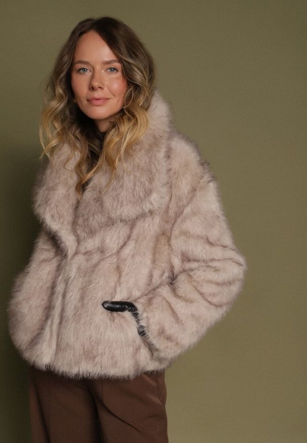 Born2be - Ciemnobeżowa Kurtka Futerko z Ozdobnym Kołnierzem Devrenna. Okazja: na co dzień. Kolor: beżowy. Materiał: futro. Sezon: zima. Styl: klasyczny, casual, elegancki