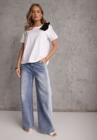 Renee - Biało-Czarny Bawełniany T-shirt o Klasycznym Kroju z Kwiatowymi Aplikacjami 3D Morgane. Okazja: do pracy. Kolor: biały. Materiał: bawełna. Wzór: aplikacja, kwiaty. Styl: klasyczny #5