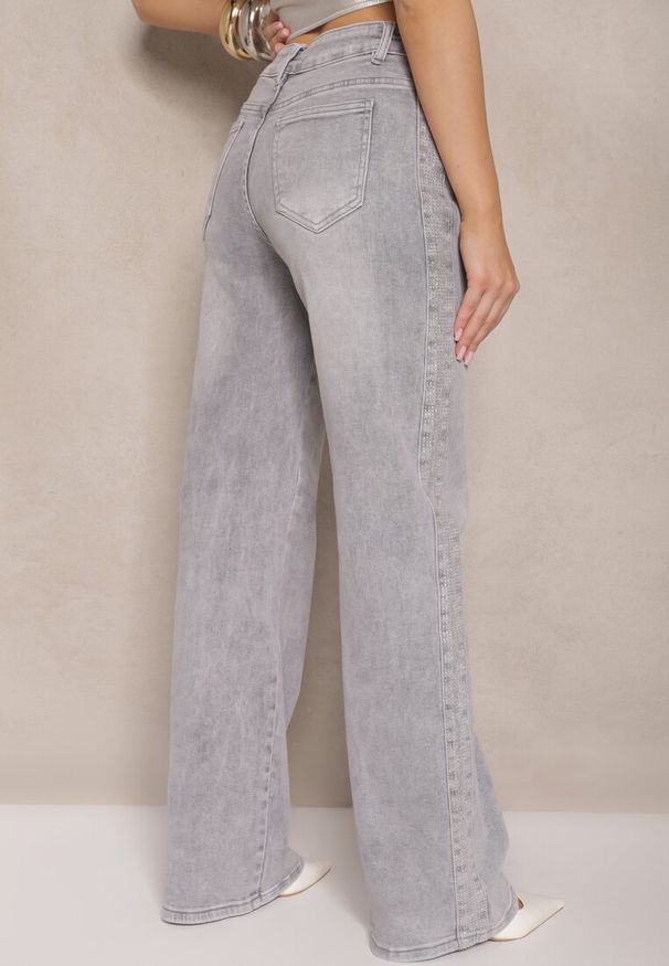 Renee - Jasnoszare Szerokie Jeansy z Bawełny High Waist Ozdobione Cyrkoniami Firlevia. Okazja: na co dzień. Stan: podwyższony. Kolor: szary. Wzór: aplikacja. Styl: casual