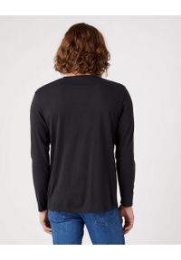 Wrangler - WRANGLER AMERICANA TEE MĘSKA KOSZULKA Z DŁUGIM RĘKAWEM LOGO FADED BLACK W70QD3XV6 112320777. Długość rękawa: długi rękaw. Długość: długie