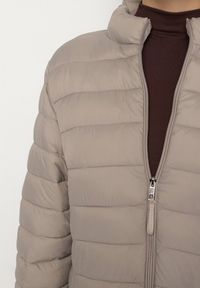 Born2be - Beżowa Pikowana Kurtka o Prostym Kroju z Niską Stójką Zeniva. Okazja: na co dzień, na spacer. Typ kołnierza: kołnierzyk stójkowy. Kolekcja: plus size. Kolor: beżowy. Materiał: dzianina, jeans. Styl: casual #7