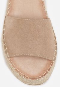 Renee - Beżowe Sandały VICES z Imitacji Zamszu na Niskim Plecionym Koturnie Anameda. Okazja: na co dzień. Zapięcie: pasek. Kolor: beżowy. Materiał: zamsz. Wzór: haft. Obcas: na koturnie. Styl: casual #5