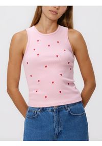 Reserved - Bawełniany top z haftem - pastelowy róż. Kolor: różowy. Materiał: bawełna. Wzór: haft