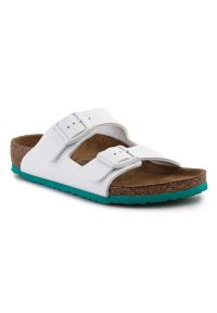 Klapki Birkenstock Arizona Bs 1026859 białe. Okazja: na co dzień, na uczelnię, na spacer. Kolor: biały. Materiał: materiał. Wzór: paski. Styl: casual #5