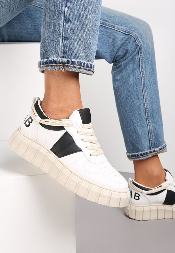 Renee - Biało-Czarne Sneakersy na Grubej Podeszwie Dodavah. Nosek buta: okrągły. Kolor: biały. Materiał: jeans. Szerokość cholewki: normalna. Wzór: aplikacja, napisy. Obcas: na platformie