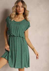 Renee - Ciemnozielona Sukienka o Rozkloszowanym Kroju z Gumką w Talii i Krótkim Rękawem Tulemia. Kolor: zielony. Długość rękawa: krótki rękaw. Typ sukienki: rozkloszowane #1