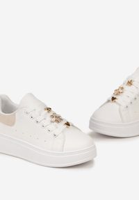 Renee - Biało-Beżowe Sneakersy na Platformie z Metaliczną Wstawką Grevaja. Kolor: biały. Materiał: jeans. Obcas: na platformie #5
