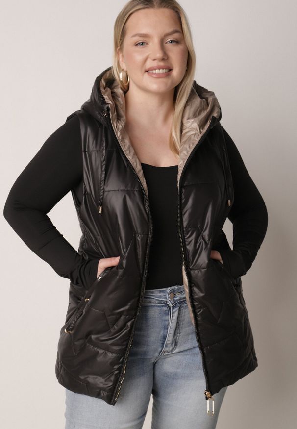 Born2be - Czarna Kamizelka z Nieodpinanym Kapturem i Geometrycznym Pikowaniem Kalousa. Okazja: na co dzień. Kolor: czarny. Materiał: dresówka, jeans. Długość rękawa: długi rękaw. Wzór: geometria. Styl: casual, klasyczny