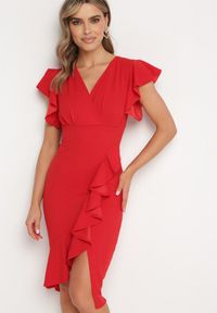 Born2be - Czerwona Dopasowana Sukienka z Kopertowym Dekoltem i Falbankami Leolani. Okazja: na co dzień. Typ kołnierza: kołnierz z falbankami. Kolor: czerwony. Materiał: jeans. Typ sukienki: kopertowe. Styl: casual, klasyczny #1