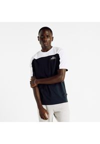 Koszulka męska New Balance MT43527BK – czarna. Kolor: czarny. Materiał: bawełna, dresówka. Wzór: aplikacja, napisy #1