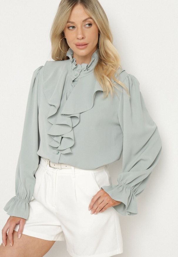 Born2be - Jasnozielona Koszula Ozdobiona Falbankami Jenisela. Okazja: na co dzień. Typ kołnierza: kołnierz z falbankami. Kolor: zielony. Materiał: jeans. Wzór: aplikacja. Styl: klasyczny, casual