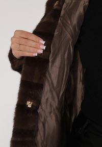 Born2be - Brązowa Futrzana Kurtka z Nieodpinanym Kapturem i Paskiem Zetova. Okazja: na co dzień. Kolor: brązowy. Materiał: futro. Styl: casual, elegancki, klasyczny #6