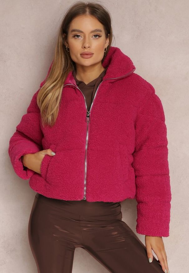 Renee - Fuksjowa Kurtka Futerko Teddy Voicha. Okazja: na co dzień. Kolor: różowy. Materiał: futro. Długość rękawa: długi rękaw. Długość: długie. Styl: elegancki, wizytowy, casual