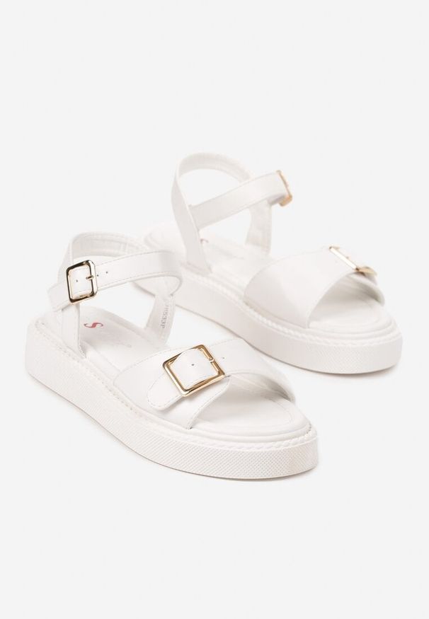 Born2be - Białe Sandały na Platformie z Regulowanymi Paskami z Klamerkami Ulosiela. Okazja: na co dzień. Zapięcie: pasek. Kolor: biały. Materiał: jeans. Wzór: paski. Obcas: na platformie. Styl: klasyczny, elegancki, casual