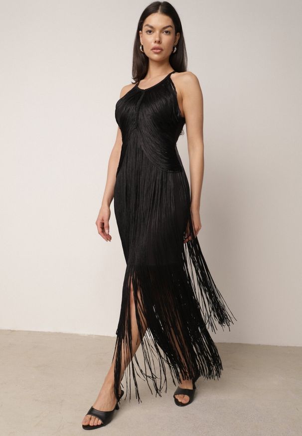 Born2be - Czarna Koktajlowa Sukienka na Ramiączkach Zdobiona Frędzlami Kelennea. Kolor: czarny. Długość rękawa: na ramiączkach. Wzór: aplikacja. Typ sukienki: dopasowane. Styl: wizytowy