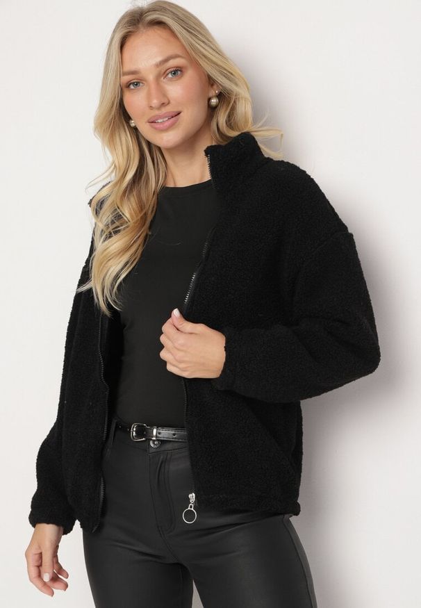 Born2be - Czarna Kurtka Futrzana Baranek z Suwakiem Inalitha. Kolor: czarny. Materiał: futro. Sezon: zima