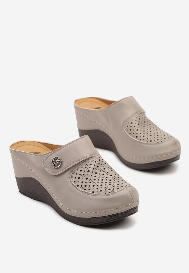 Born2be - Brązowe Klapki na Koturnie z Ażurową Cholewką i Metaliczną Aplikacją Damivira. Okazja: na co dzień. Kolor: brązowy. Materiał: jeans. Wzór: aplikacja, ażurowy. Obcas: na koturnie. Styl: klasyczny, elegancki, casual. Wysokość obcasa: średni