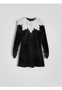 Reserved - Sukienka z kontrastowym kołnierzem - czarny. Kolor: czarny. Materiał: welur, tkanina #1