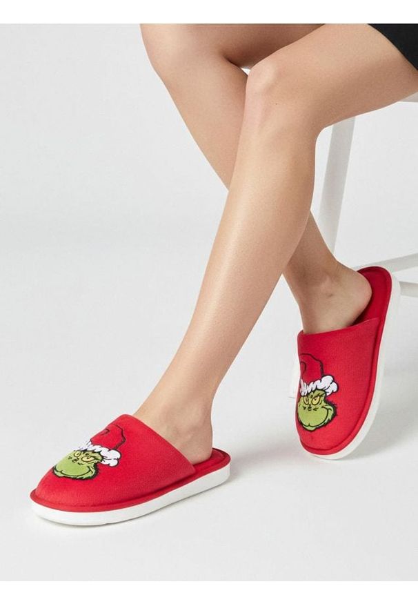 Sinsay - Ciepłe kapcie z motywem świątecznym Grinch - czerwony. Kolor: czerwony. Styl: wizytowy