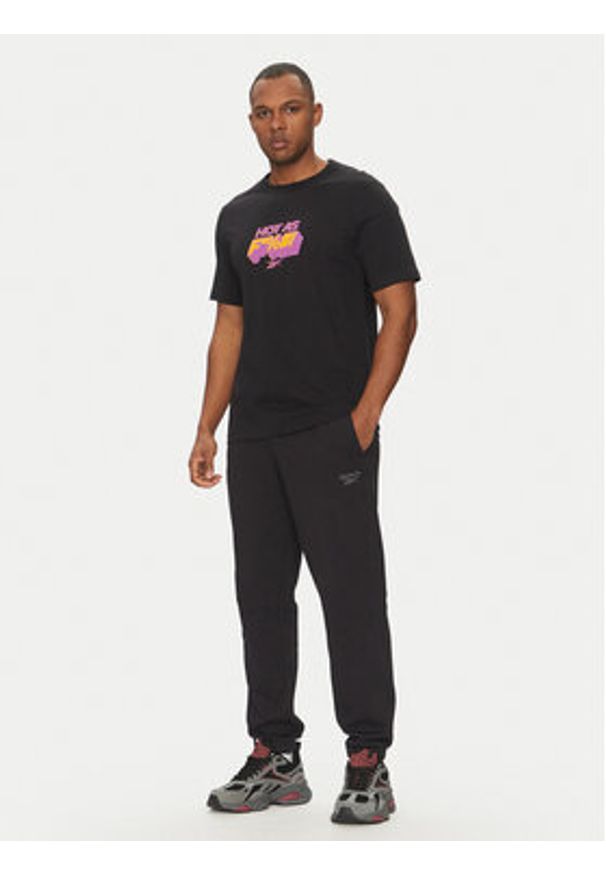Reebok T-Shirt 100218834 Czarny Regular Fit. Kolor: czarny. Materiał: bawełna