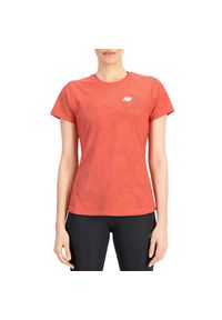 Koszulka New Balance WT33281ASU - pomarańczowa. Kolor: pomarańczowy. Materiał: poliester, materiał. Długość rękawa: krótki rękaw. Długość: krótkie. Sezon: lato. Sport: bieganie, fitness