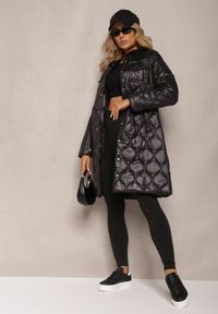 Renee - Czarna Kurtka za Kolano z Kołnierzem Pikowana Vilia. Kolor: czarny. Materiał: materiał. Sezon: jesień, wiosna. Styl: klasyczny
