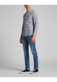 Lee - MĘSKA KOSZULA MATERIAŁOWA LEE SLIM BUTTON DOWN CLOUDBURST GREY L66XNFJE. Typ kołnierza: button down. Materiał: materiał