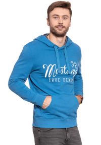 Mustang - MUSTANG BLUZA Logoprint Hoodie DEEP WATER 1007259 5392. Typ kołnierza: kaptur. Wzór: nadruk #10