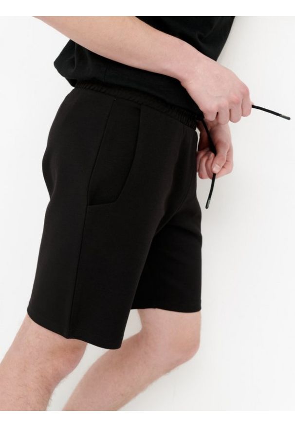 outhorn - Spodenki dresowe męskie. Okazja: na co dzień. Materiał: dresówka. Sezon: lato. Styl: sportowy, casual