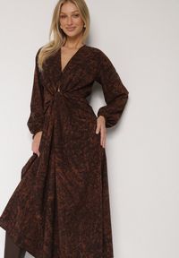 Born2be - Brązowa Sukienka z Marszczeniem i Rozcięciem na Nogę Zobella. Okazja: na co dzień. Kolor: brązowy. Typ sukienki: proste. Styl: casual #2
