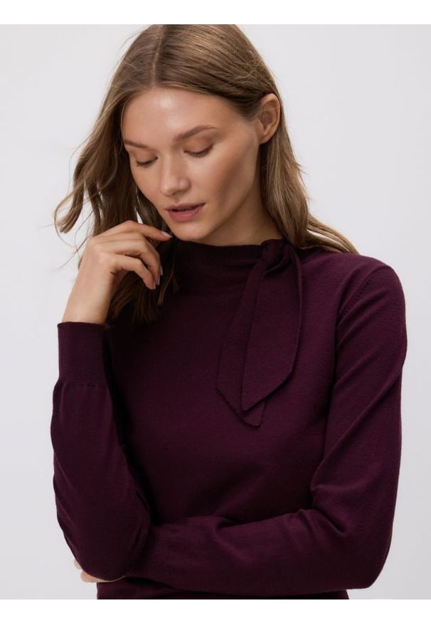 Reserved - Sweter z wiązaniem - mahoniowy. Kolor: brązowy. Materiał: dzianina, wiskoza