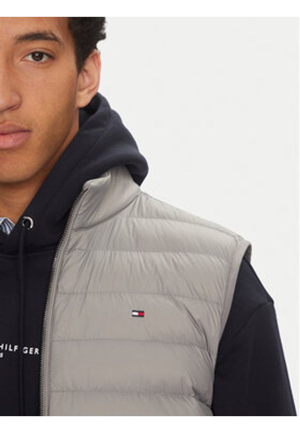 TOMMY HILFIGER - Tommy Hilfiger Kamizelka MW0MW38982 Szary Regular Fit. Kolor: szary. Materiał: syntetyk