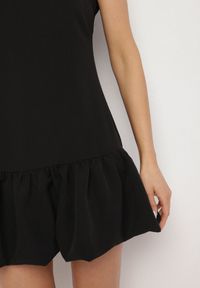 Born2be - Czarny Taliowany Kombinezon z Falbanką Novenira. Kolor: czarny. Styl: elegancki, klasyczny #4