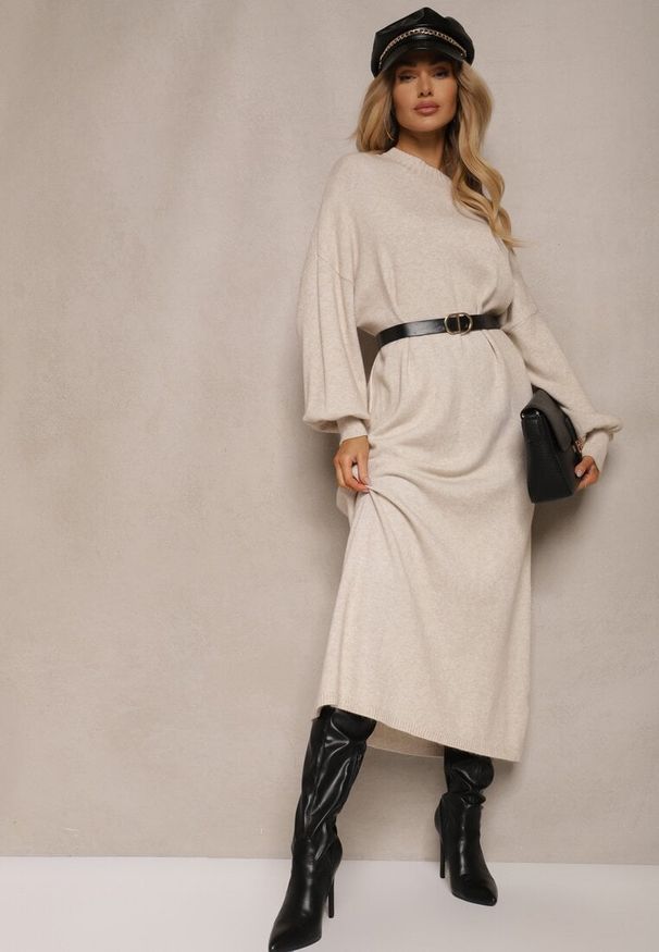 Renee - Jasnobeżowa Pudełkowa Sukienka z Wiskozą i Półgolfem Salindra. Kolor: beżowy. Materiał: wiskoza. Styl: elegancki