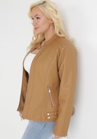Born2be - Brązowa Kurtka Ramoneska z Ekoskóry z Ozdobnymi Paskami na Napy Bellassa. Typ kołnierza: kołnierzyk stójkowy. Kolekcja: plus size. Kolor: brązowy. Wzór: paski #4