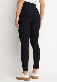 Born2be - Granatowe Spodnie o Dopasowanym Kroju z Gumką w Talii i Kieszeniami Rizenna. Okazja: na co dzień. Kolor: niebieski. Styl: klasyczny, elegancki, casual #6