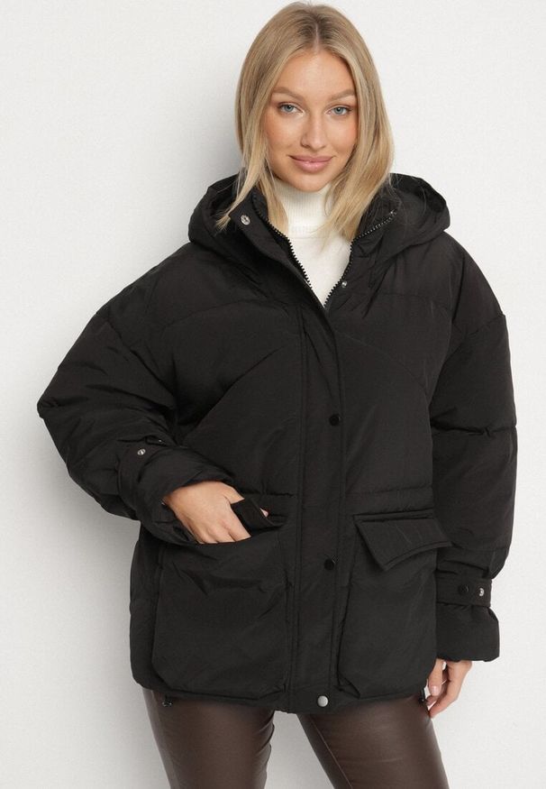 Born2be - Czarna Pikowana Kurtka Oversize z Kapturem i Paskami przy Rękawach Unitessa. Okazja: na spacer, na co dzień. Typ kołnierza: kaptur. Kolor: czarny. Materiał: jeans. Wzór: paski. Styl: casual