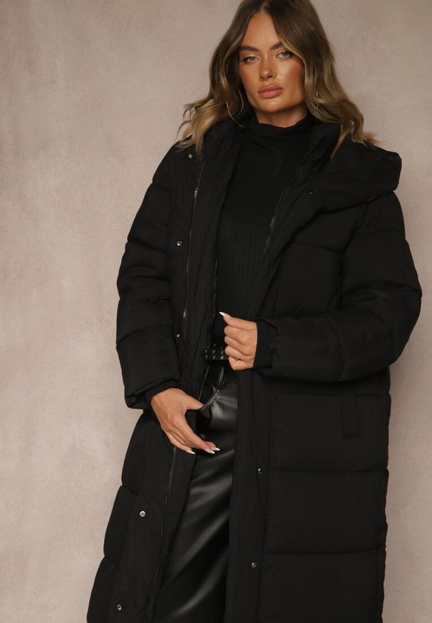 Renee - Czarna Kurtka z Kapturem o Długim Kroju Ozdobiona Pikowaniem Acaltee. Okazja: na co dzień. Typ kołnierza: kaptur. Kolekcja: plus size. Kolor: czarny. Długość: długie. Wzór: aplikacja. Sezon: zima. Styl: casual, elegancki